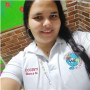 Niñera ayudando en las tareas escolares